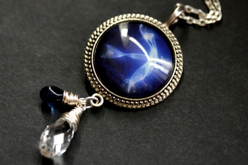 Collar de Sagitario. Collar de astrología zodiacal azul cobalto. Collar de constelación solar. Collar de cristal envuelto en alambre. Collar con dije.