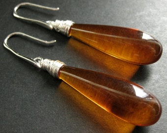 Lange oorbellen. Honingoorbellen. Extra lange druppeloorbellen met draad omwikkeld met zilver. Handgemaakte sieraden.