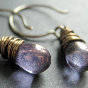Boucles d'oreilles en bronze Boucles d'oreilles violet foncé avec larmes de verre, boucles d'oreilles enroulées de fil de fer. Bijoux faits main. image 1