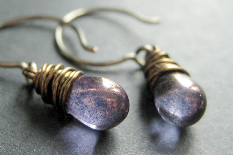 Boucles d'oreilles en bronze Boucles d'oreilles violet foncé avec larmes de verre, boucles d'oreilles enroulées de fil de fer. Bijoux faits main. image 1