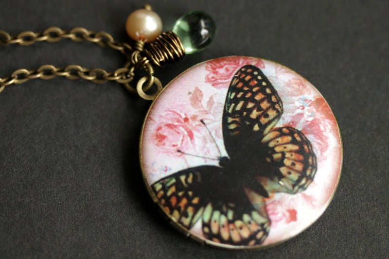 Colorful Butterfly Locket Necklace. Honey Butterfly Necklace with Green Teardrop and Fresh Water Pearl Charm. Photo Locket. Bron