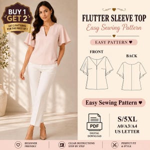 Może przedstawiać: Jasnoróżowy top z falbaniastymi rękawami, dekoltem w serek i białymi spodniami. Obraz zawiera cyfrowy wykroj krawiecki z napisem Flutter Sleeve Top Easy Sewing Pattern oraz techniczne rysunki przodu i tyłu, PDF, S/5XL, A0/A3/A4.