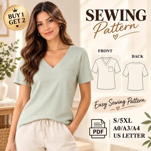 Peut inclure: Un patron de couture numérique pour un t-shirt vert sauge à col en V avec une poche poitrine. Le graphique inclut des dessins au trait du devant et du dos, le texte SEWING Pattern, Easy Sewing Pattern, et PDF S/5XL A0/A3/A4 US LETTER. Un badge doré BUY 1 GET 2 est visible.