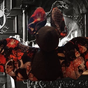 Könnte beinhalten: Ein Fledermaus-Stofftier mit einem dunkelbraunen, flauschigen Körper und Flügeln, die mit einer My Chemical Romance-Collage bedruckt sind. Der Stoff zeigt rote Rosen, Bandmitglieder und den Text I'M NOT OKAY auf den großen, passenden Ohren.