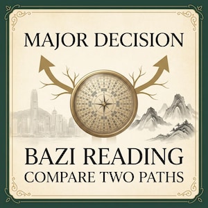 Può includere: Un grafico quadrato con bordo verde scuro che riporta il testo MAJOR DECISION, BAZI READING e COMPARE TWO PATHS. Una bussola dorata con caratteri cinesi si trova al centro, affiancata da due frecce rivolte verso l'alto e rami.