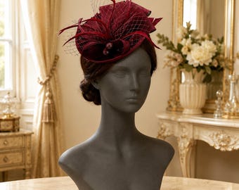 Bordeauxrode fascinatorhoed voor dames, hoofdband met veren sluier, hoed voor gasten op de Kentucky Derby of Royal Ascot.