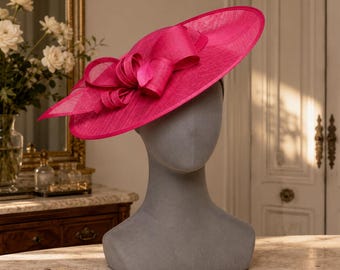 Fuchsia roze fascinatorhoed met brede rand voor dames, hoofddeksel met strik, hoed voor gasten van de Kentucky Derby, theekransje of bruiloft.