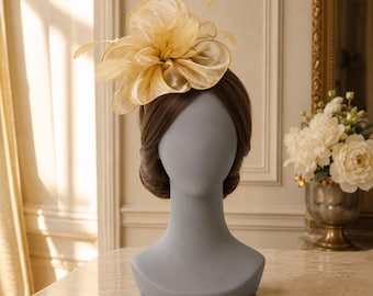 Cappello fascinator color oro champagne per donna, copricapo con piume e fiori, cappello per invitata al Kentucky Derby, matrimonio o Royal Ascot.