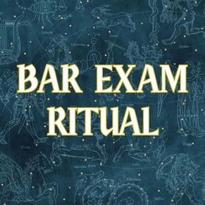 Può includere: Un poster blu ottanio scuro con una mappa celeste, costellazioni dorate e figure dello zodiaco. Il testo BAR EXAM RITUAL è stampato in grandi lettere maiuscole bianche con un bordo dorato al centro dello sfondo stellato.