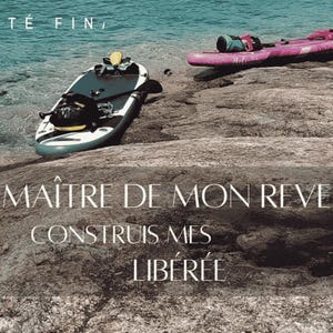 Peut inclure: Deux planches de stand-up paddle posées sur un rivage rocheux près d'une eau turquoise. Une planche est blanche et noire avec un sac noir, l'autre est rose. Le texte superposé indique LIBERTÉ FIN, MAÎTRE DE MON REVENU, CONSTRUIS MES, LIBÉRÉE.