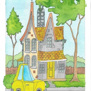 Pode incluir: Uma ilustração em aguarela de uma casa de dois andares com um telhado alto e pontiagudo, uma porta da frente amarela e uma chaminé de pedra. Um carro amarelo brilhante está estacionado em primeiro plano. A cena inclui árvores verdes e uma cerca.