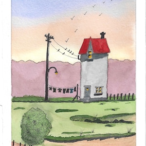Pode incluir: Uma ilustração em aguarela de uma casa alta e estreita com telhado vermelho, um poste de eletricidade com pássaros nos fios e um estendal com roupa pendurada. A cena inclui um campo verde, uma árvore solitária e um céu ao pôr do sol.