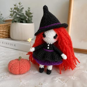 Schema PDF per bambola strega all'uncinetto, strega amigurumi con scopa e cappello, schema per bambola di Halloween all'uncinetto, tutorial per bambola gotica inglese