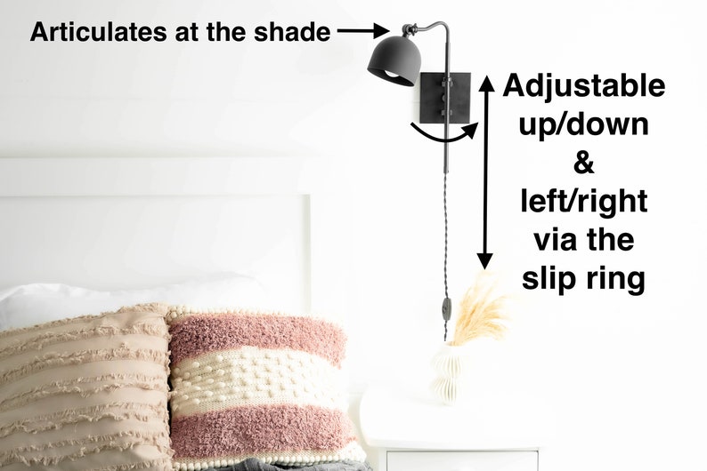 Op de afbeelding: Zwarte wandlamp met een zwarte kap. De lamp is verstelbaar omhoog en omlaag, en naar links en rechts, via een glijring.