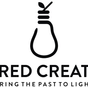 Puede incluir: Logotipo en blanco y negro de una bombilla con una hoja en la parte superior. El texto "Peared Creation" est&aacute; debajo del logotipo, y el lema "Bring the past to light" est&aacute; debajo del texto.