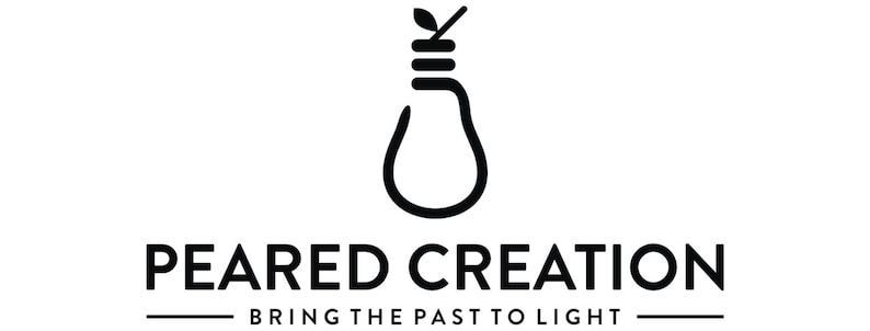 Puede incluir: Logotipo en blanco y negro de una bombilla con una hoja en la parte superior. El texto "Peared Creation" est&aacute; debajo del logotipo, y el lema "Bring the past to light" est&aacute; debajo del texto.