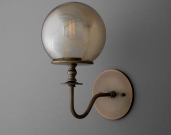 Aplique de pared de cristal con luz de globo ámbar y lámpara de pared de latón - Modelo n.° 1029