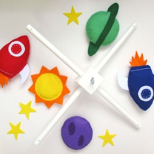 Vilten babybedje mobiel patroon. Space Mobile DIY-naaipatroon PDF. Directe instructies om raketten en planeten mobiel te maken.