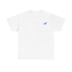 Peut inclure: Un t-shirt blanc à manches courtes avec un petit logo bleu en forme de double coche situé sur la poitrine droite. Le vêtement présente un col rond classique, une coupe simple et épurée, des manches courtes et un ourlet droit.