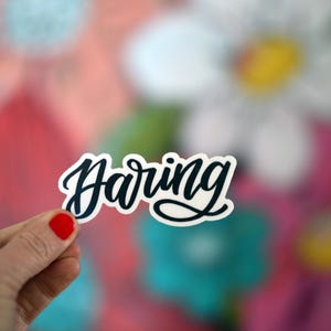 DARING - Parola di potere, Posta felice, Parola dell'anno, Motivazionale, Ispiratrice, Adesivo impermeabile