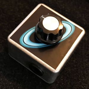 Saturnworks Micro Dying Batteriefühler Volt Durchhang-Pedal mit Lumberg Buchsen - Handarbeit aus Kalifornien