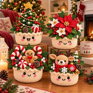 Peut inclure: Quatre paniers au crochet avec des visages souriants, chacun rempli de décorations de Noël. On y trouve un sapin, un poinsettia, un bonhomme en pain d'épice avec des sucres d'orge et un renne avec une écharpe rouge et une boule.