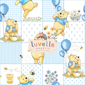 Può includere: Un motivo a pattern continuo con personaggi di Winnie the Pooh in camicia blu, vasi di miele etichettati Hunny, palloncini blu, api e fiori su uno sfondo a griglia con strisce e pois blu. Al centro è presente il testo luvelle paperie.