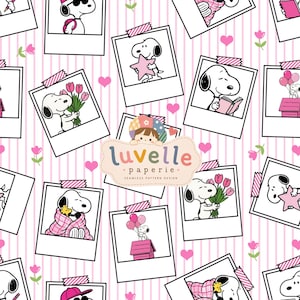 Puede incluir: Un diseño de patrón continuo que presenta a Snoopy en diversas actividades dentro de marcos polaroid blancos, incluyendo sostener tulipanes rosas, leer un libro y sentarse en una caseta de perro con globos. El fondo tiene rayas verticales rosas y corazones.