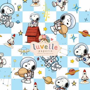 Può includere: Un motivo continuo che raffigura Snoopy in una tuta da astronauta bianca con logo NASA, che fluttua nello spazio con razzi, pianeti e stelle su uno sfondo a scacchi azzurro e bianco. Un logo Luvelle Paperie è posizionato al centro.