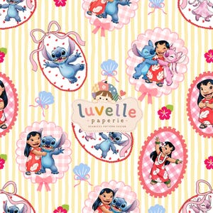 Può includere: Un motivo a pattern continuo con i personaggi di Lilo e Stitch in varie pose all'interno di cornici smerlate su uno sfondo a righe gialle e bianche. Il logo centrale riporta la scritta luvelle paperie con un piccolo personaggio illustrato.