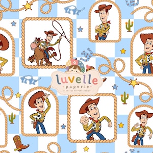Puede incluir: Un diseño de patrón continuo que presenta a Woody de Toy Story en varias poses dentro de marcos bordeados por cuerdas sobre un fondo a cuadros azul claro y blanco. El diseño incluye ilustraciones de cactus, estrellas, botas vaqueras y el texto luvelle paperie.