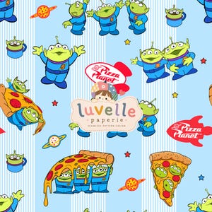 Può includere: Un motivo in tessuto azzurro con alieni verdi a tre occhi in tute spaziali blu, fette di pizza ai peperoni, loghi a razzo rossi di Pizza Planet e piccole stelle gialle. Al centro è presente un logo con il testo luvelle paperie.