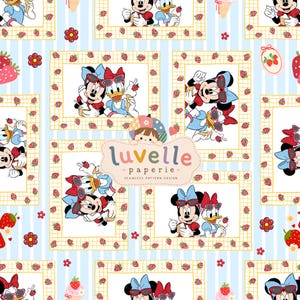 Op de afbeelding: Een naadloos patroonontwerp met herhalende rechthoekige kaders met gele rasterranden en aardbeimotieven. Binnen elk kader eten Minnie Mouse en Daisy Duck ijsjes. De achtergrond is lichtblauw met witte strepen.