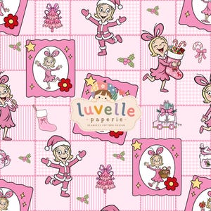 Peut inclure: Un motif répétitif sur fond rose clair avec une grille blanche. Le design présente des illustrations d'un personnage blond en tenue de fête rose, des sapins de Noël roses, des chaussettes, des sucres d'orge et du houx. Le texte indique luvelle paperie.