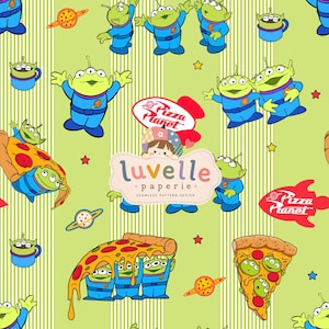Könnte beinhalten: Ein hellgrünes nahtloses Muster mit dreiaugigen grünen Außerirdischen in blauen Raumanzügen, Peperoni-Pizzastücken, roten Pizza Planet-Raketenlogos und kleinen Sternen. In der Mitte befindet sich ein Logo mit dem Text luvelle paperie.