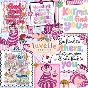 Peut inclure: Un motif répétitif illustrant le chat du Cheshire rayé rose et violet, des champignons rouges et des textes inspirants comme God sees what you do, You don't need to hurt others to shine, Karma will find you et Be kind to others.