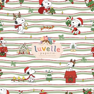 Peut inclure: Un motif répétitif représentant Snoopy dans diverses tenues de Noël, incluant un costume de Père Noël et des bois de renne, avec des icônes festives comme des sucres d'orge, des sapins et des maisons sur des rayures ondulées rouges et vertes.