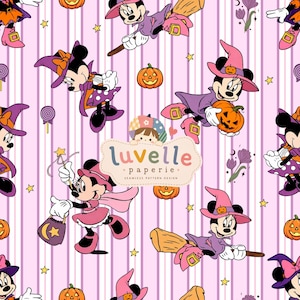 Puede incluir: Un diseño de patrón continuo con Minnie Mouse vestida de bruja en varias poses de Halloween, incluyendo volando en una escoba y sosteniendo calabazas. El fondo tiene rayas verticales moradas, estrellas amarillas y piruletas.