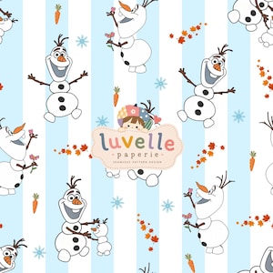 Peut inclure: Un motif répétitif représentant des bonhommes de neige avec des nez en carotte orange, des bras en brindilles brunes et des boutons noirs. Le fond présente des rayures verticales bleu clair, des feuilles d'automne orange, des flocons bleus et le logo luvelle paperie.