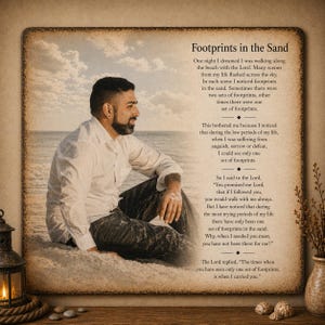 Peut inclure: Impression encadrée avec le texte "Footprints in the Sand" et un homme sur une plage. L'impression a un aspect vintage avec un cadre marron et une citation sur la foi et le soutien.
