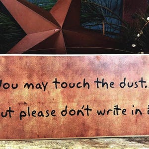 You May Touch The Dust But Please Don't Write In It / Holzschild / Auslagebereit / 10 "x 4" / handgefertigt in den USA