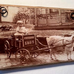 Plaque photo vintage des années 1920, prête à être exposée avec un crochet de suspension en fil de fer vintage, fabriquée à la main aux États-Unis