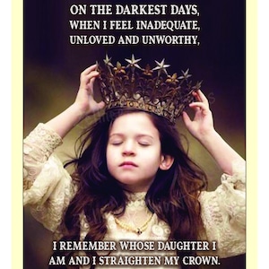 Puede incluir: Imagen con texto: «EN LOS DÍAS MÁS OSCUROS, CUANDO ME SIENTO INADECUADA, NO AMADA E INDIGNA, RECUERDO DE QUIÉN SOY HIJA Y ME ENDEREZO LA CORONA». Una persona joven lleva una corona.