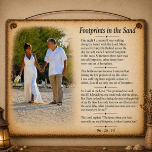 Peut inclure: Impression encadrée avec le texte "Footprints in the Sand" et un couple sur une plage. Le texte est un poème sur la foi et le soutien. La date "06.26.14" est affichée en bas.