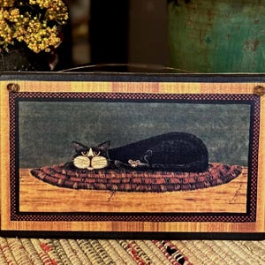 Zwarte kat op gevlochten vloerkleed / plaquette met volkskunst / Gemaakt van hout en duurzaam / Ongeveer 9&#39;&#39; breed x 6&#39;&#39; hoog / Handgemaakt in de VS