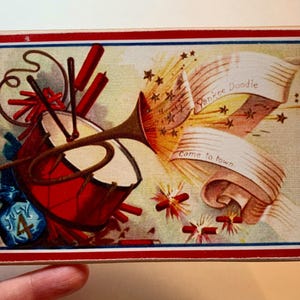 El día que celebramos - Reproducción nostálgica de postal con base de madera o impresión - 4 de julio - Decoración americana - Recuerdo de fiesta - Regalo