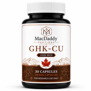 Peut inclure: Un flacon en plastique noir avec un bouchon à vis blanc contenant 30 gélules végétaliennes. L'étiquette porte le texte MacDaddy Peptides GHK-CU 1220 MCG, un graphique de feuille d'érable rouge, des montagnes et FOR RESEARCH USE ONLY.