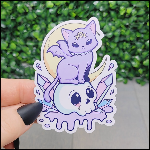 Kawaii Cat on Skull Sticker - pastel goth, kristallen, kawaii sticker, pastelkleuren, holografisch, waterdichte sticker, waterflessticker