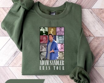 Könnte beinhalten: Ein militärgrüner Rundhals-Pullover mit einem Grafikdruck, der eine Collage aus Adam Sandler-Fotos in einem Raster zeigt. Unter dem Raster steht der Text ADAM SANDLER ERAS TOUR in einer weißen Serifenschrift. Der Pullover hat lange Ärmel.