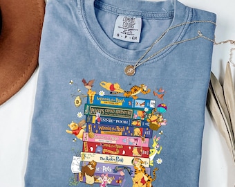 Comfort Colors® Vintage Winnie the Pooh Buch Shirt, Pooh & Friends Retro Disney T-Shirt, Familienreise 2026, Disney Trip Shirt, Disneyland Shirt